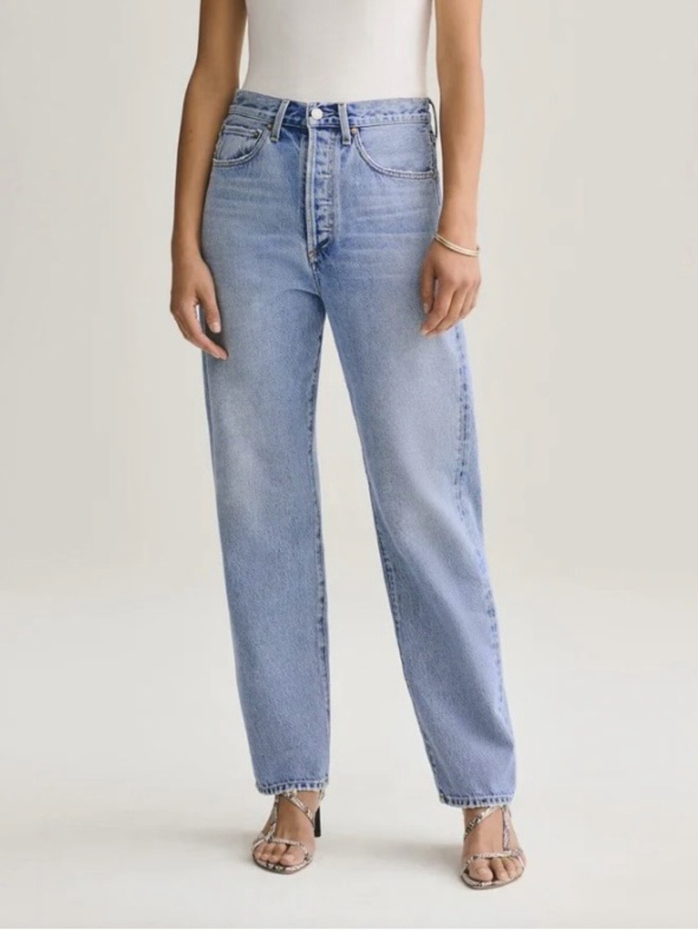 AGOLDE 90’s light-wash jeans. 💙